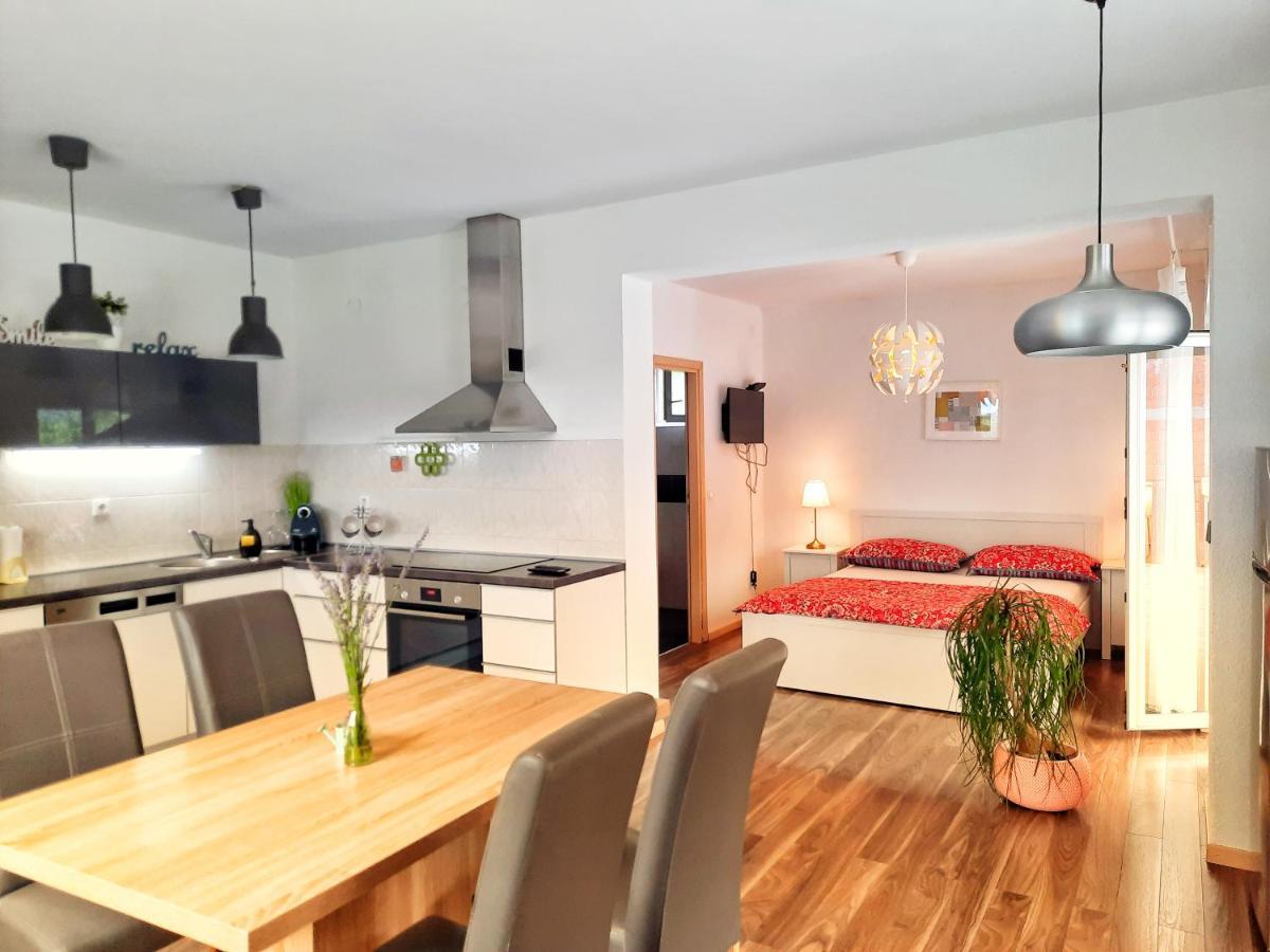 Apartments Nika สลูน ภายนอก รูปภาพ