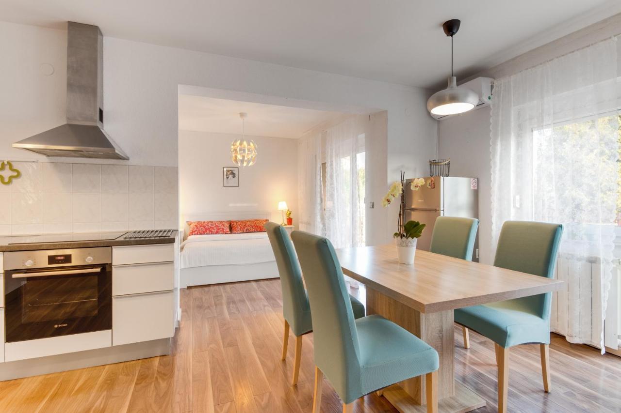 Apartments Nika สลูน ภายนอก รูปภาพ